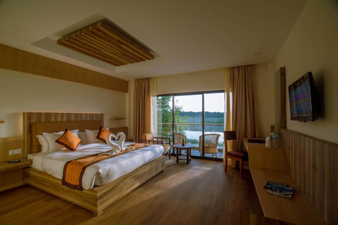 Park Safari Resort Sauraha Exterior photo