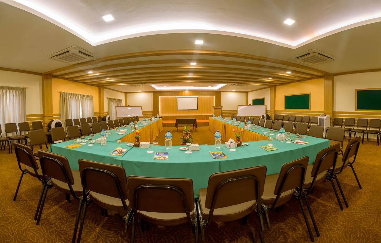 Park Safari Resort Sauraha Exterior photo