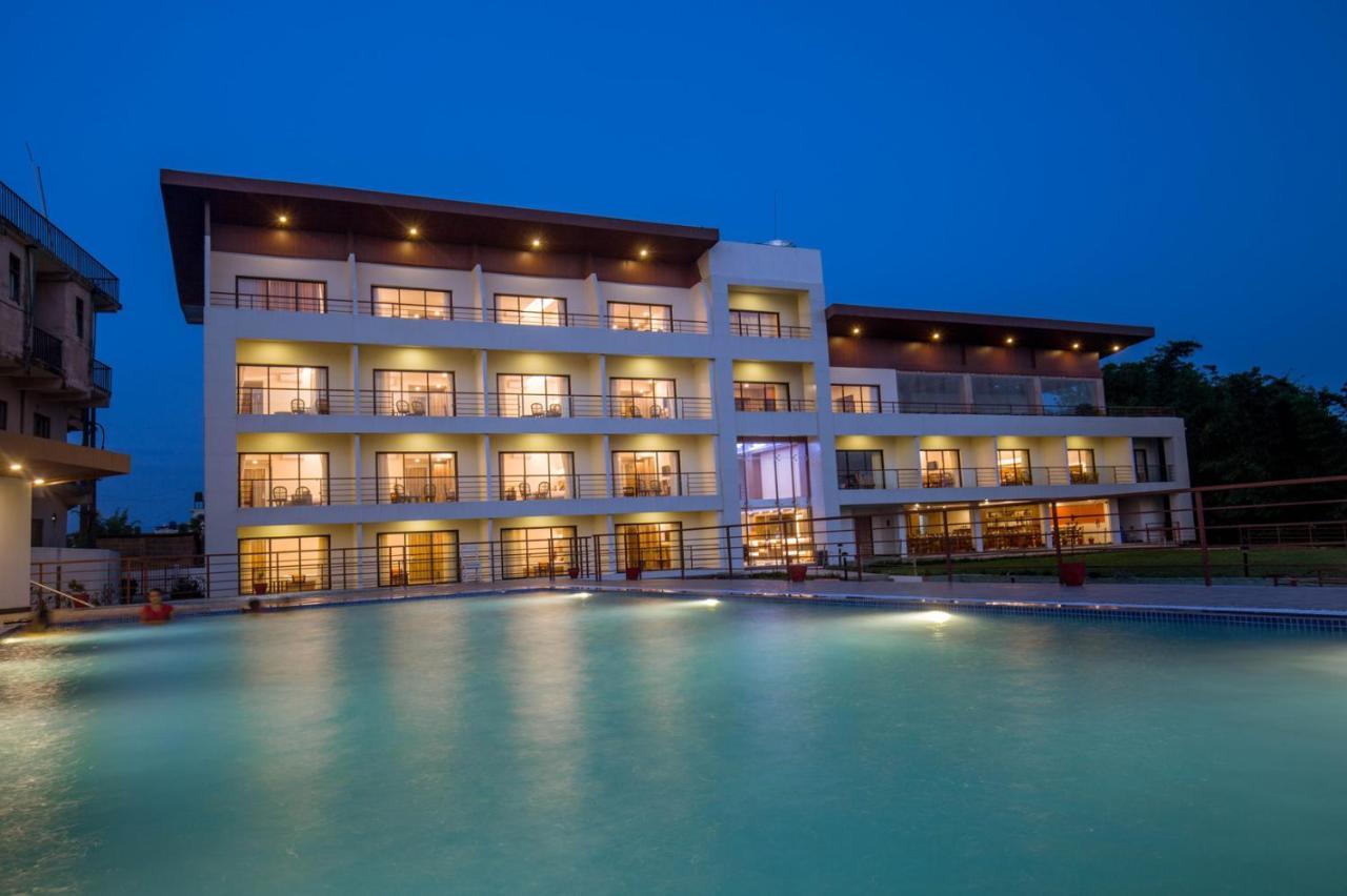 Park Safari Resort Sauraha Exterior photo