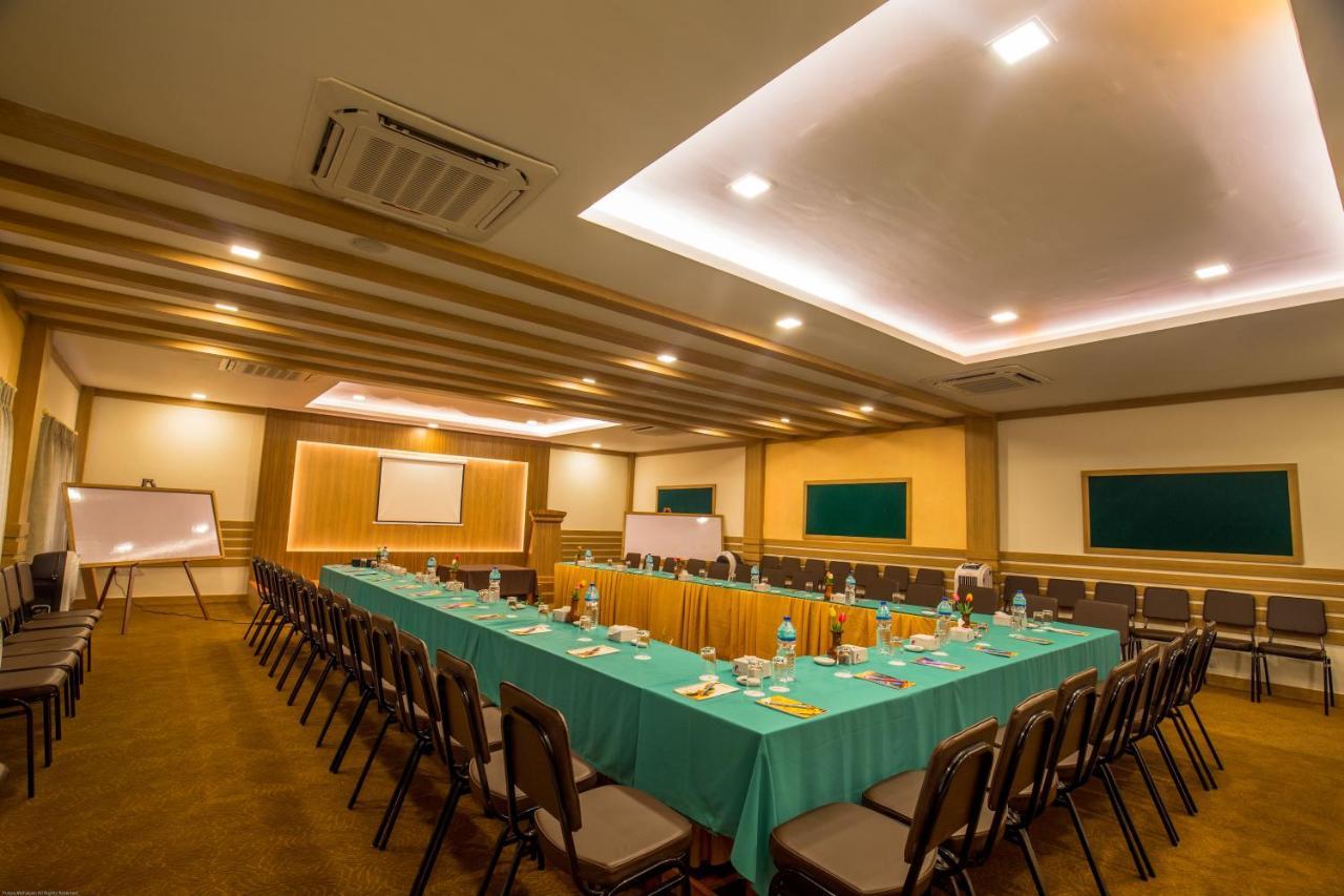 Park Safari Resort Sauraha Exterior photo