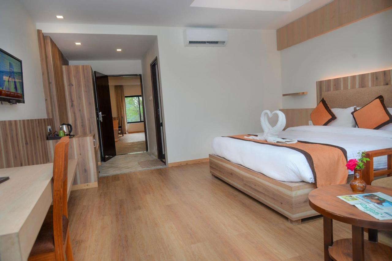 Park Safari Resort Sauraha Exterior photo