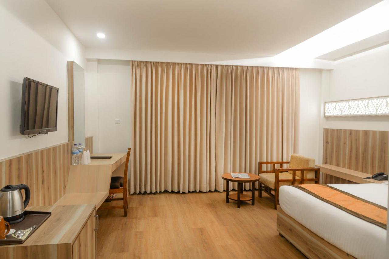 Park Safari Resort Sauraha Exterior photo