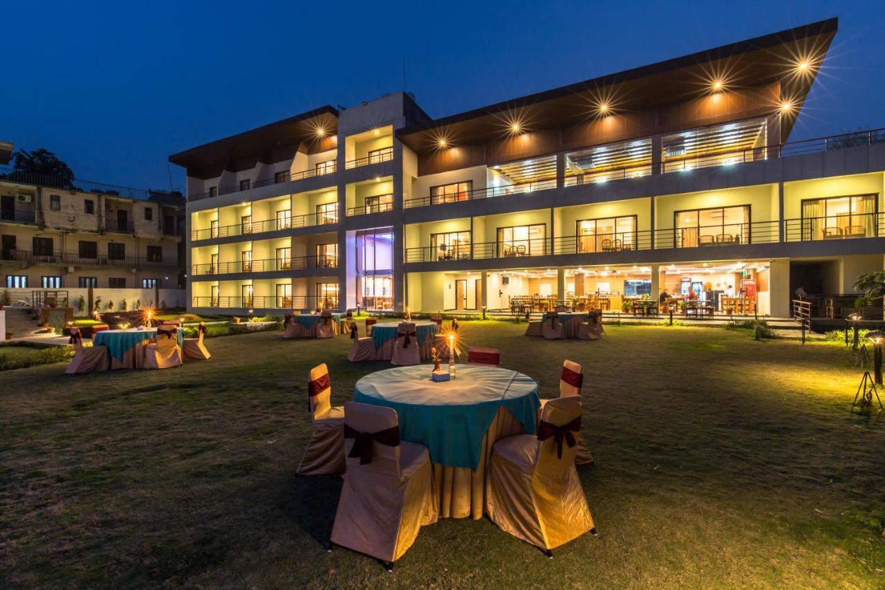 Park Safari Resort Sauraha Exterior photo
