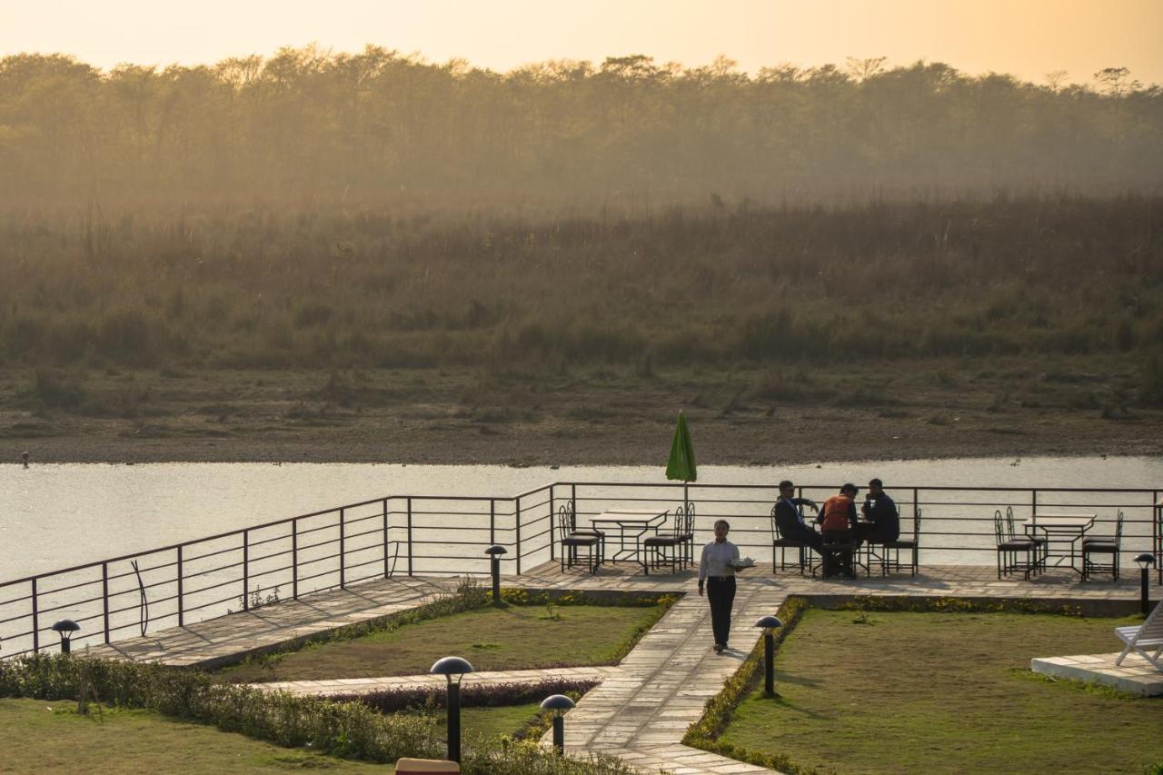 Park Safari Resort Sauraha Exterior photo