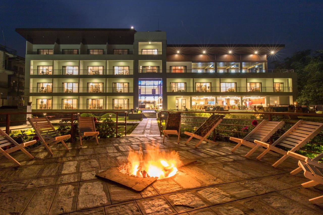 Park Safari Resort Sauraha Exterior photo