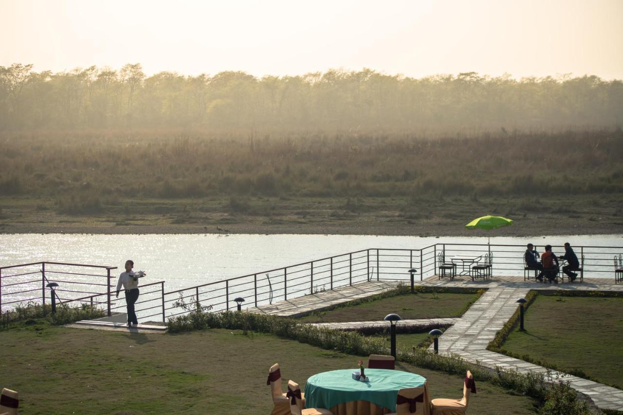 Park Safari Resort Sauraha Exterior photo