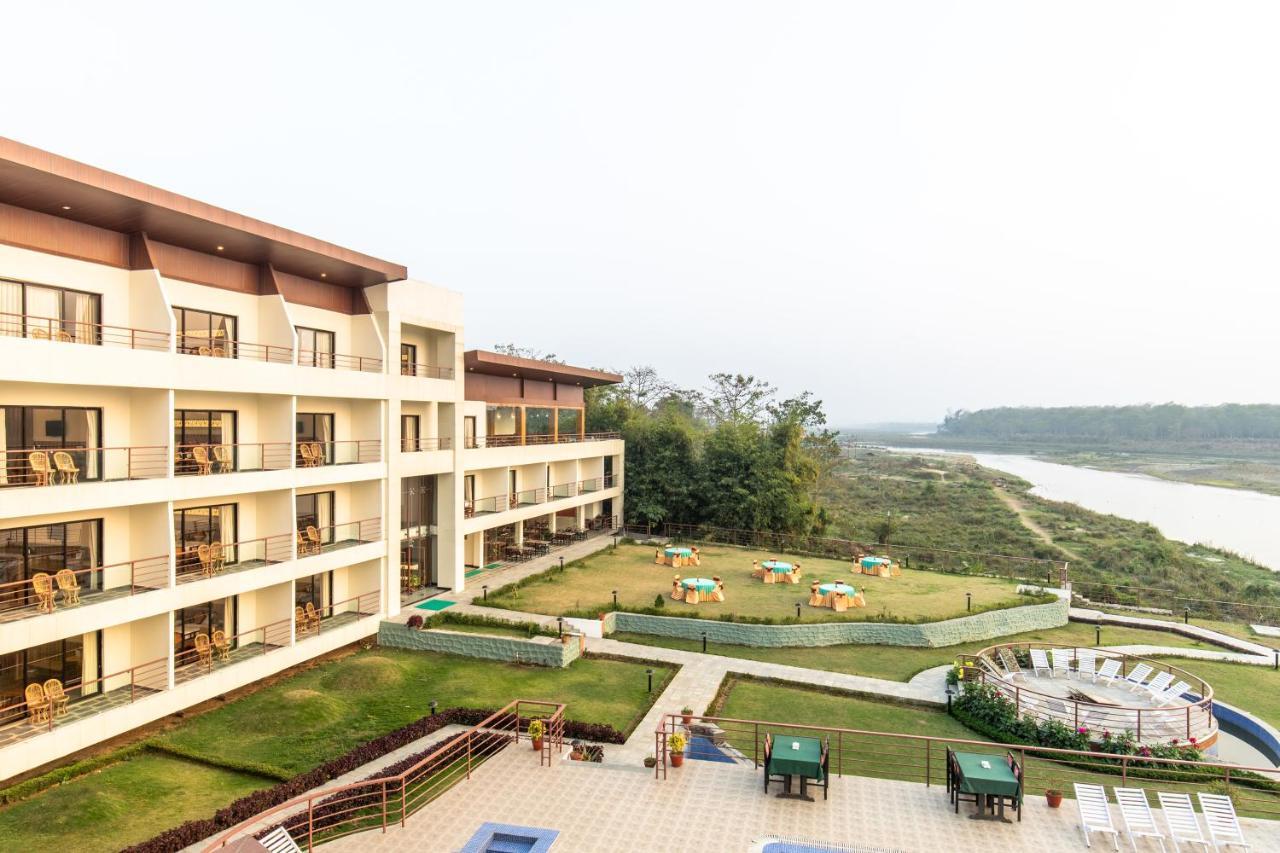 Park Safari Resort Sauraha Exterior photo