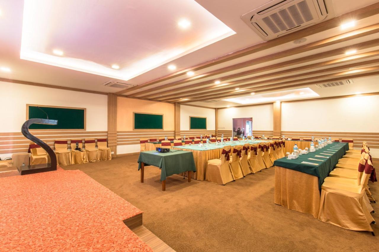 Park Safari Resort Sauraha Exterior photo