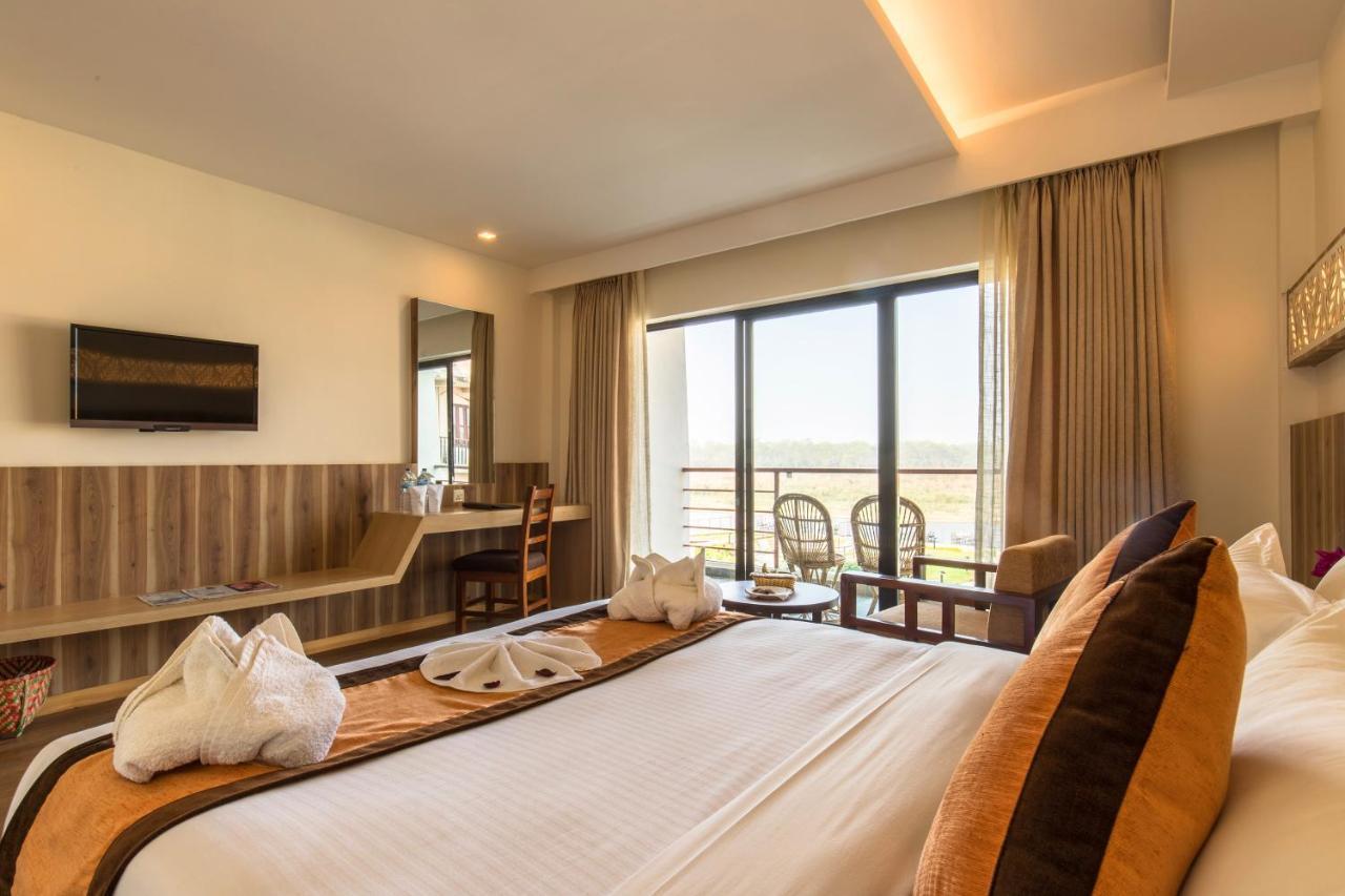 Park Safari Resort Sauraha Exterior photo